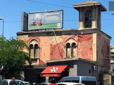 ...e il terrazzo era dominato da cartelloni pubblicitari. Scritte che sono state smantellate durante i lavori di restauro